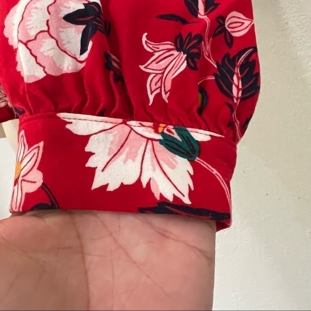 Old navy red floral print blouse, S, V-neck button closures, cuff sleeves, flowy - Picture 9 of 12